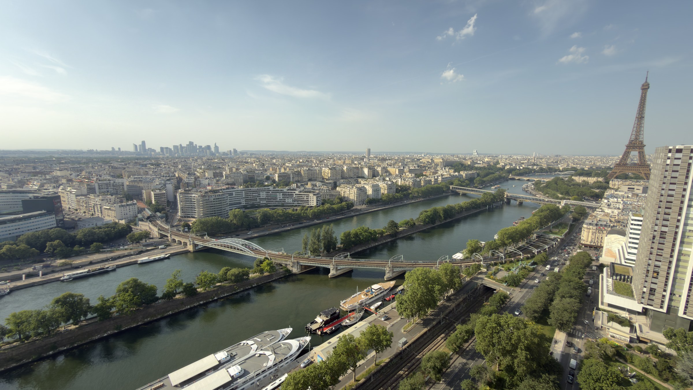 57-30 A · vue panoramique sur la Seine et la Tour Eiffel